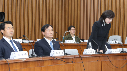 조윤선 문화체육관광부 장관이 9일 오후 '최순실 게이트' 진상 규명을 위한 국회 국정조사특별위원회 7차 청문회에 증인으로 출석했다. 조 장관은 이날 청문회에 불출석 사유서를 내고 출석하지 않았으나, 국조특위 동행명령장 발부에 결국 청문회장에 모습을 드러냈다. 조 장관이 사과하고 있다.  연합뉴스